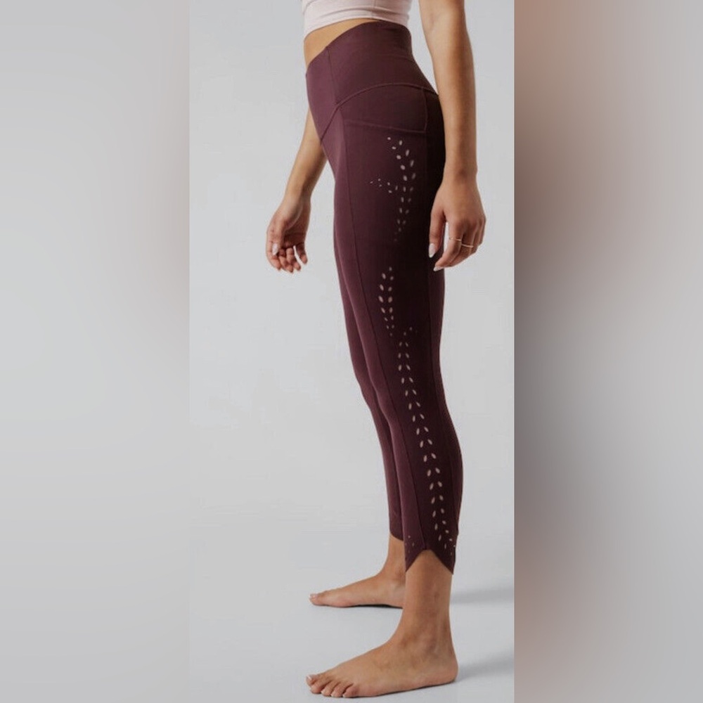 NWT ATHLETA Salutation Stash Pocket Laser Cut 7/8 Tight Color Spiced Cabernet